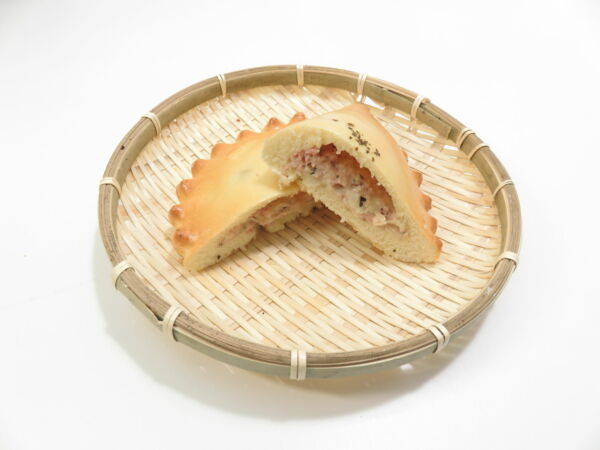 焼いたカルゾーネハムチーズオレガノトマト　/　CALZONE DE PRESUNTO E QUEIJO ASSADO